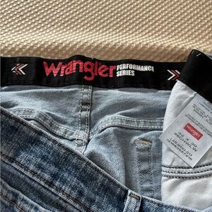 42W x 30L Wrangler Men's Wrangler Performance Series Blue Jeans.